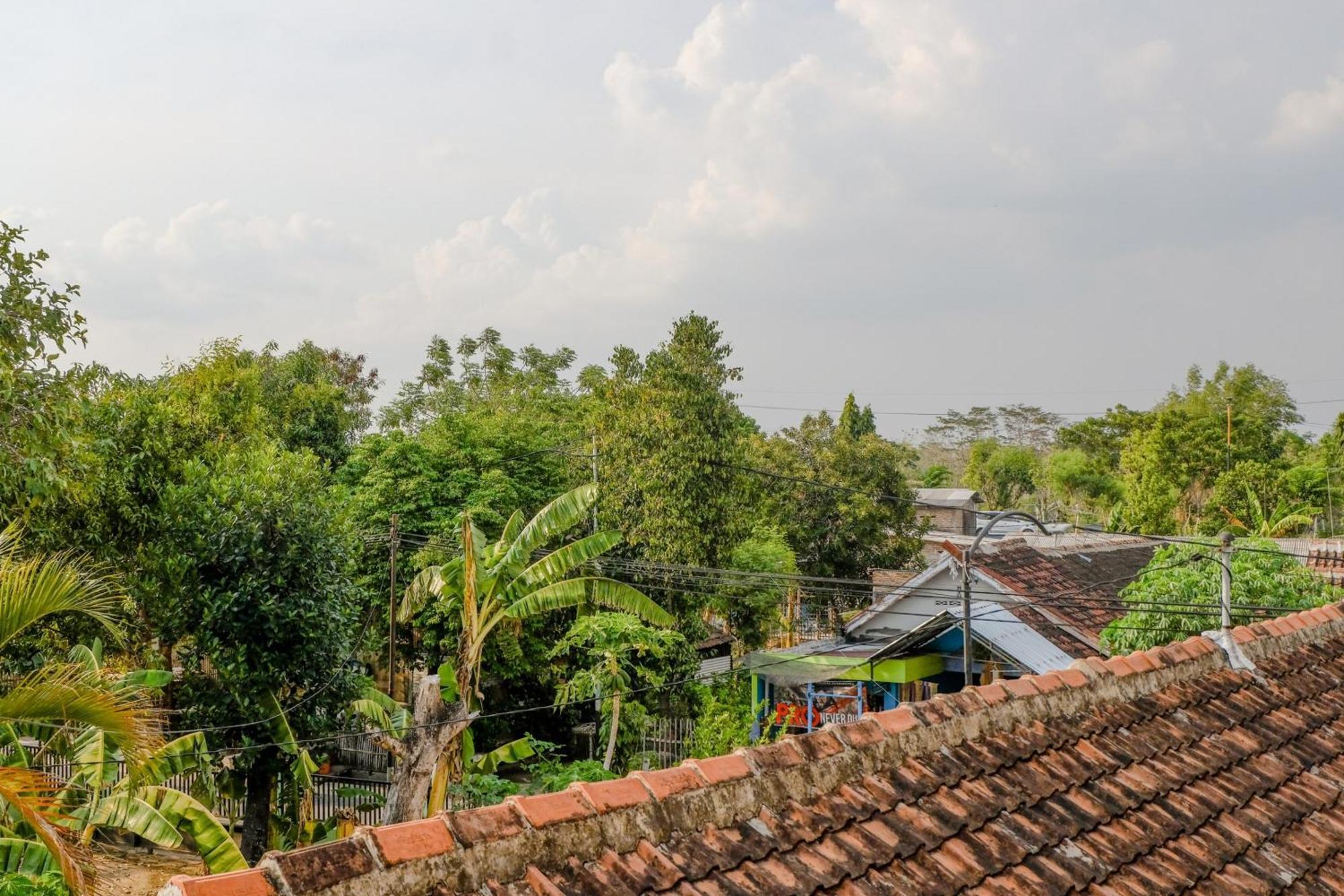 Oyo 1784 Hj. Aniek Residence Madiun Εξωτερικό φωτογραφία