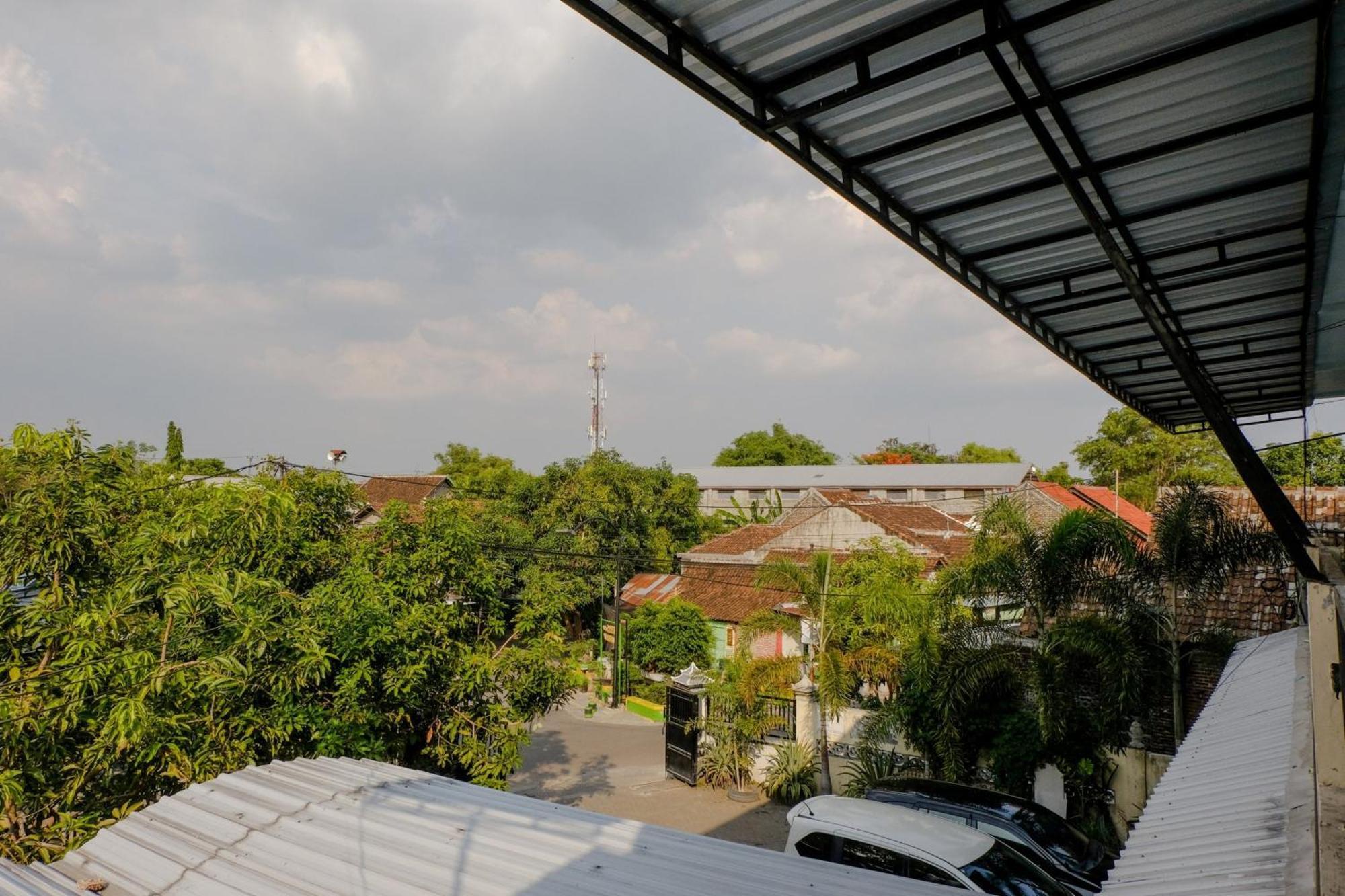 Oyo 1784 Hj. Aniek Residence Madiun Εξωτερικό φωτογραφία